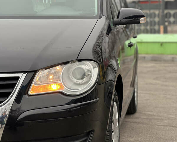 Черный Фольксваген Туран, объемом двигателя 1.6 л и пробегом 193 тыс. км за 7799 $, фото 2 на Automoto.ua