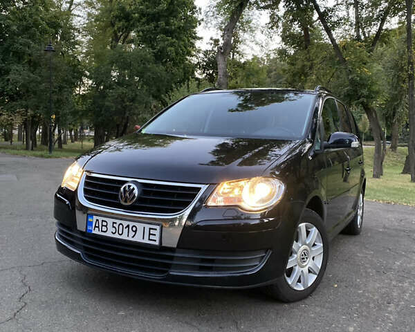 Черный Фольксваген Туран, объемом двигателя 1.6 л и пробегом 261 тыс. км за 7100 $, фото 7 на Automoto.ua