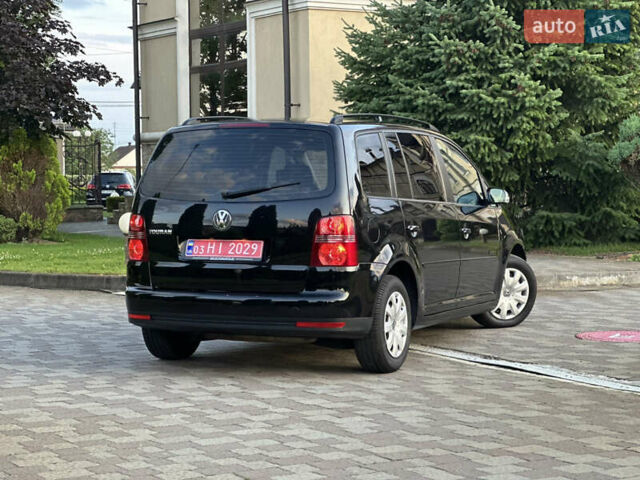 Черный Фольксваген Туран, объемом двигателя 1.6 л и пробегом 220 тыс. км за 7700 $, фото 1 на Automoto.ua