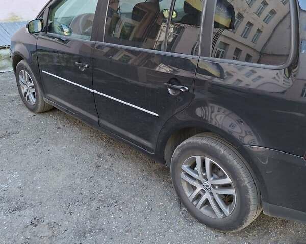 Черный Фольксваген Туран, объемом двигателя 1.98 л и пробегом 296 тыс. км за 7800 $, фото 15 на Automoto.ua