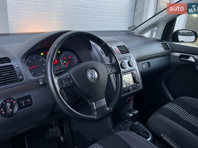 Чорний Фольксваген Туран, об'ємом двигуна 2 л та пробігом 292 тис. км за 8999 $, фото 59 на Automoto.ua