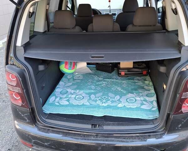 Черный Фольксваген Туран, объемом двигателя 1.98 л и пробегом 296 тыс. км за 7800 $, фото 1 на Automoto.ua