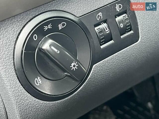 Чорний Фольксваген Туран, об'ємом двигуна 1.6 л та пробігом 147 тис. км за 8350 $, фото 37 на Automoto.ua