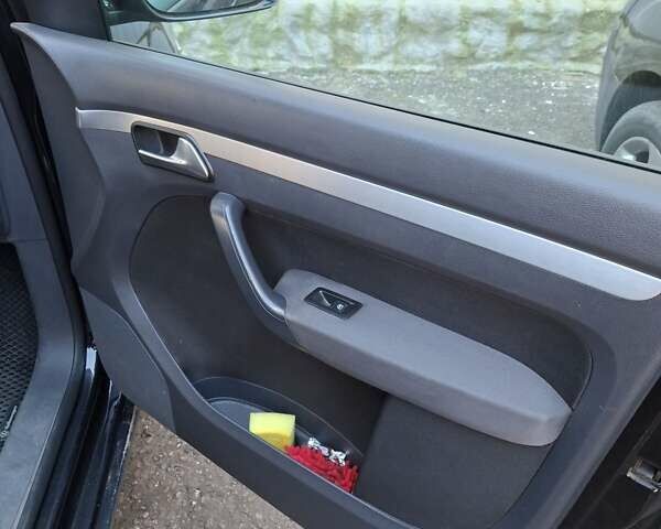 Черный Фольксваген Туран, объемом двигателя 1.98 л и пробегом 296 тыс. км за 7800 $, фото 4 на Automoto.ua