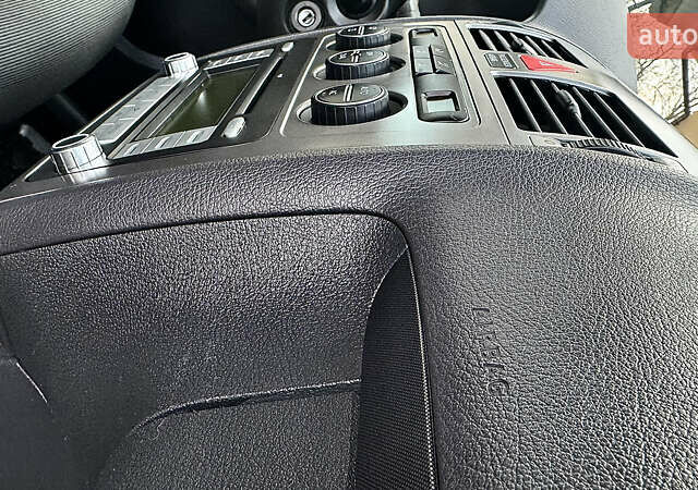 Черный Фольксваген Туран, объемом двигателя 1.6 л и пробегом 176 тыс. км за 8198 $, фото 66 на Automoto.ua