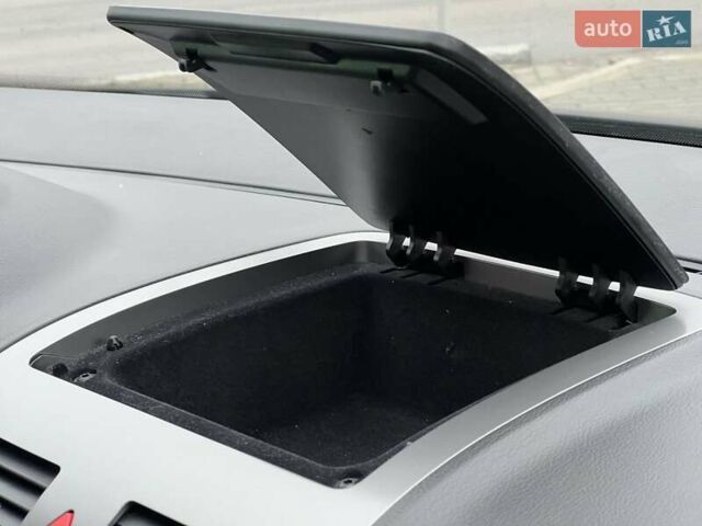 Чорний Фольксваген Туран, об'ємом двигуна 1.6 л та пробігом 147 тис. км за 8350 $, фото 35 на Automoto.ua