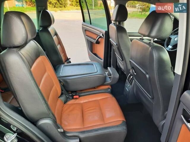 Черный Фольксваген Туран, объемом двигателя 1.6 л и пробегом 213 тыс. км за 8550 $, фото 98 на Automoto.ua