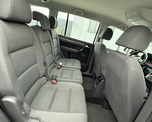 Черный Фольксваген Туран, объемом двигателя 1.4 л и пробегом 227 тыс. км за 7200 $, фото 58 на Automoto.ua