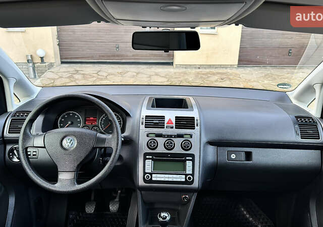 Черный Фольксваген Туран, объемом двигателя 1.6 л и пробегом 176 тыс. км за 8198 $, фото 49 на Automoto.ua