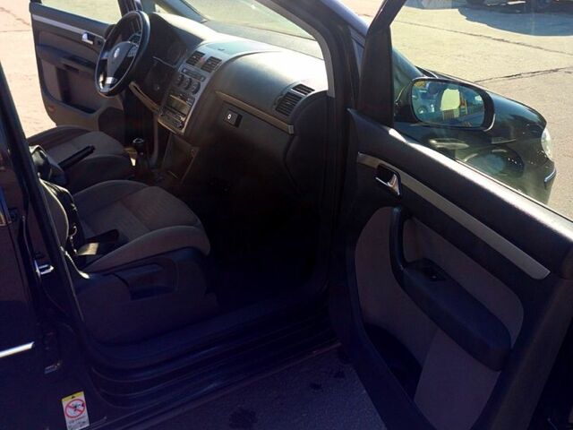 Черный Фольксваген Туран, объемом двигателя 1.4 л и пробегом 291 тыс. км за 6050 $, фото 7 на Automoto.ua