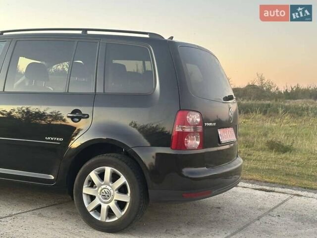 Черный Фольксваген Туран, объемом двигателя 1.6 л и пробегом 220 тыс. км за 7650 $, фото 5 на Automoto.ua