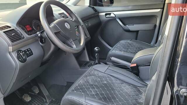 Черный Фольксваген Туран, объемом двигателя 1.97 л и пробегом 248 тыс. км за 8300 $, фото 12 на Automoto.ua