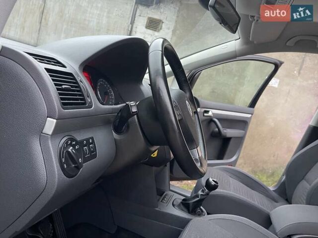 Черный Фольксваген Туран, объемом двигателя 1.4 л и пробегом 194 тыс. км за 6555 $, фото 38 на Automoto.ua