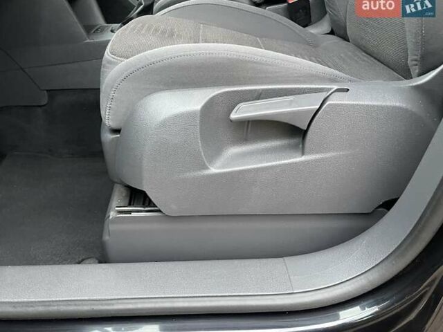 Черный Фольксваген Туран, объемом двигателя 1.4 л и пробегом 194 тыс. км за 6555 $, фото 47 на Automoto.ua