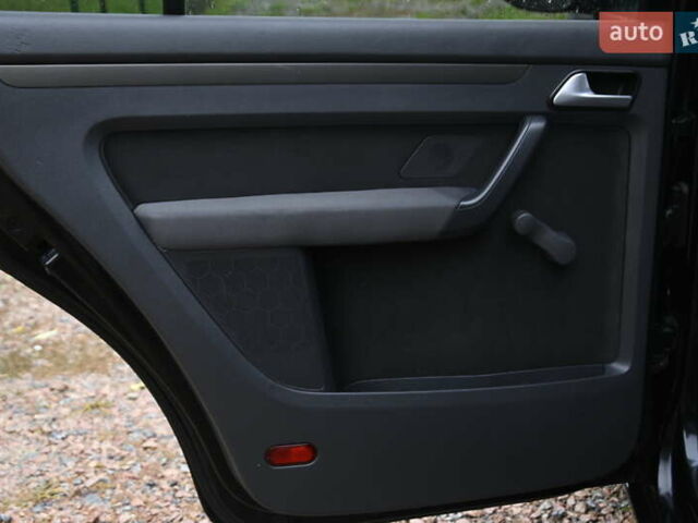 Черный Фольксваген Туран, объемом двигателя 1.6 л и пробегом 152 тыс. км за 7600 $, фото 18 на Automoto.ua