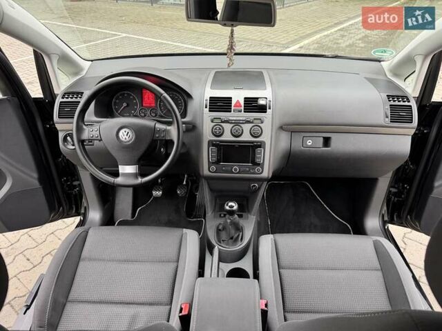 Чорний Фольксваген Туран, об'ємом двигуна 1.6 л та пробігом 147 тис. км за 8400 $, фото 27 на Automoto.ua