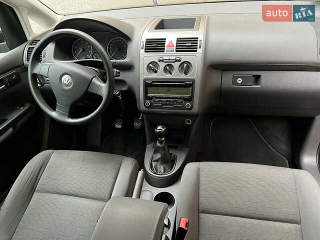 Черный Фольксваген Туран, объемом двигателя 1.6 л и пробегом 180 тыс. км за 8200 $, фото 30 на Automoto.ua