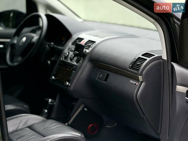 Чорний Фольксваген Туран, об'ємом двигуна 1.97 л та пробігом 279 тис. км за 8800 $, фото 43 на Automoto.ua