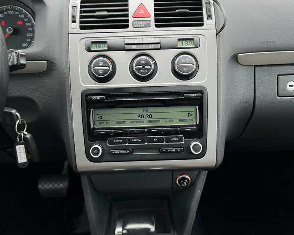 Черный Фольксваген Туран, объемом двигателя 1.4 л и пробегом 195 тыс. км за 7600 $, фото 13 на Automoto.ua