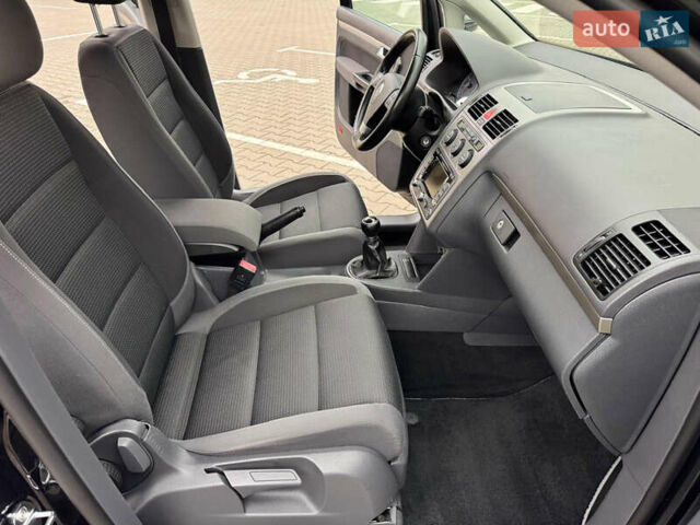 Черный Фольксваген Туран, объемом двигателя 1.4 л и пробегом 190 тыс. км за 7200 $, фото 27 на Automoto.ua