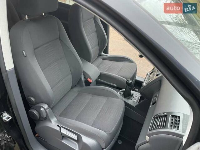 Черный Фольксваген Туран, объемом двигателя 1.4 л и пробегом 194 тыс. км за 6555 $, фото 217 на Automoto.ua