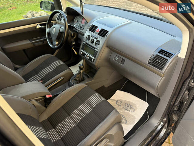 Чорний Фольксваген Туран, об'ємом двигуна 1.4 л та пробігом 148 тис. км за 5999 $, фото 59 на Automoto.ua