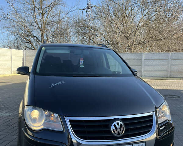 Черный Фольксваген Туран, объемом двигателя 1.9 л и пробегом 353 тыс. км за 6699 $, фото 16 на Automoto.ua