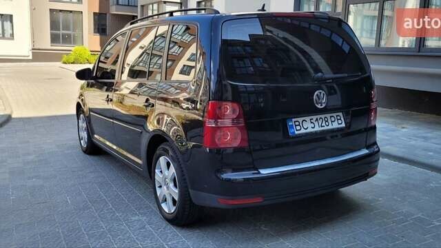 Черный Фольксваген Туран, объемом двигателя 1.97 л и пробегом 248 тыс. км за 8300 $, фото 4 на Automoto.ua