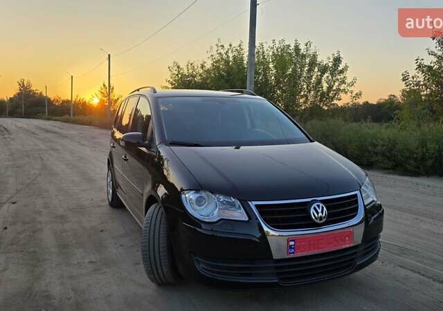 Черный Фольксваген Туран, объемом двигателя 1.4 л и пробегом 194 тыс. км за 7600 $, фото 2 на Automoto.ua