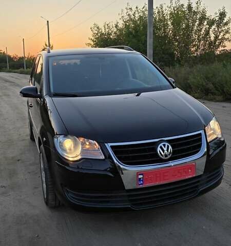 Черный Фольксваген Туран, объемом двигателя 1.4 л и пробегом 194 тыс. км за 7600 $, фото 3 на Automoto.ua