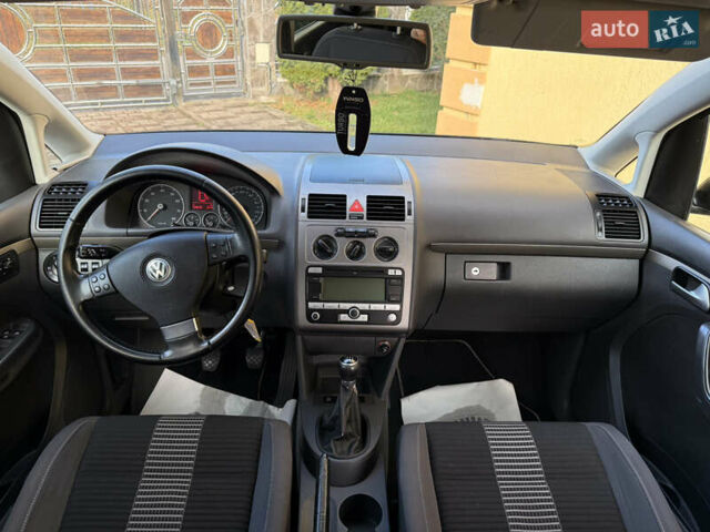 Чорний Фольксваген Туран, об'ємом двигуна 1.4 л та пробігом 148 тис. км за 5999 $, фото 53 на Automoto.ua