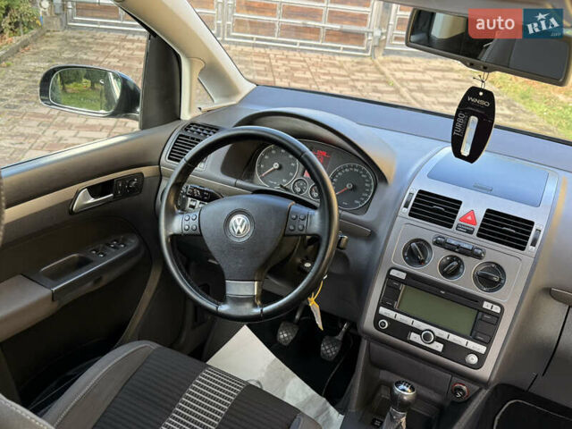 Чорний Фольксваген Туран, об'ємом двигуна 1.4 л та пробігом 148 тис. км за 5999 $, фото 56 на Automoto.ua