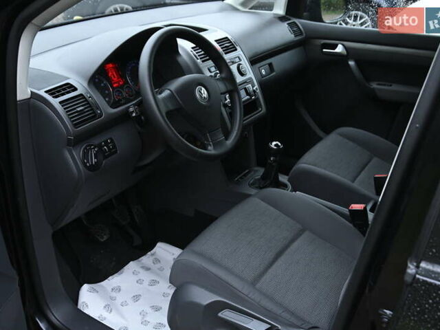 Черный Фольксваген Туран, объемом двигателя 1.6 л и пробегом 152 тыс. км за 7600 $, фото 14 на Automoto.ua