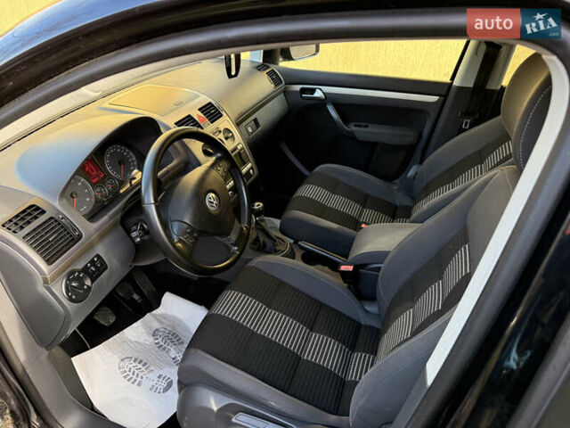 Чорний Фольксваген Туран, об'ємом двигуна 1.4 л та пробігом 148 тис. км за 5999 $, фото 31 на Automoto.ua