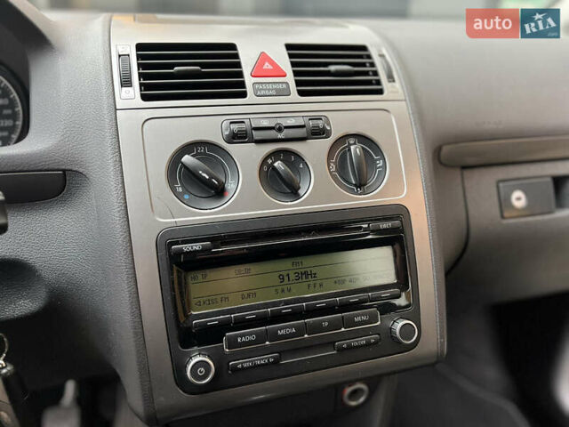 Черный Фольксваген Туран, объемом двигателя 1.6 л и пробегом 180 тыс. км за 8200 $, фото 34 на Automoto.ua