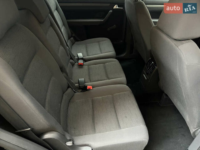 Черный Фольксваген Туран, объемом двигателя 1.6 л и пробегом 180 тыс. км за 8200 $, фото 46 на Automoto.ua