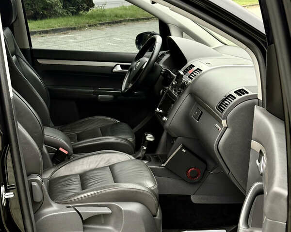 Чорний Фольксваген Туран, об'ємом двигуна 1.97 л та пробігом 279 тис. км за 8800 $, фото 41 на Automoto.ua