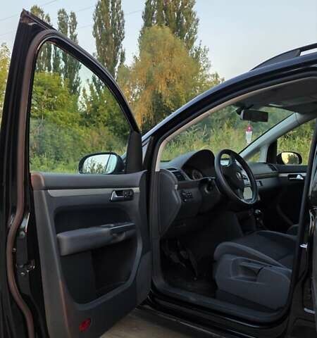 Черный Фольксваген Туран, объемом двигателя 1.4 л и пробегом 194 тыс. км за 7600 $, фото 26 на Automoto.ua