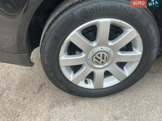 Черный Фольксваген Туран, объемом двигателя 1.4 л и пробегом 194 тыс. км за 6555 $, фото 89 на Automoto.ua