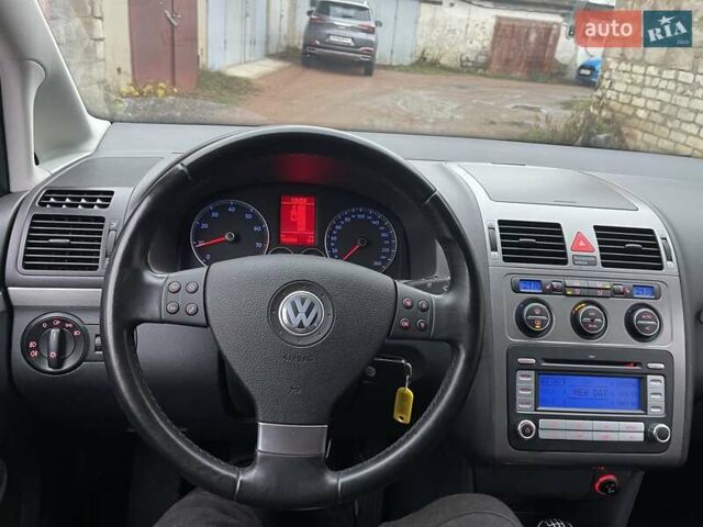 Черный Фольксваген Туран, объемом двигателя 1.4 л и пробегом 194 тыс. км за 6555 $, фото 113 на Automoto.ua