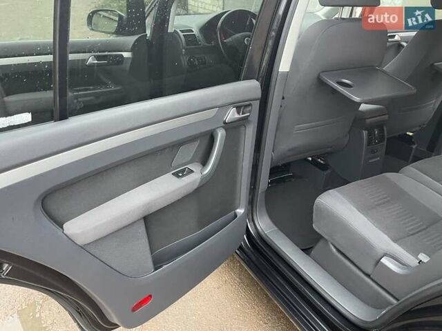 Черный Фольксваген Туран, объемом двигателя 1.4 л и пробегом 194 тыс. км за 6555 $, фото 117 на Automoto.ua