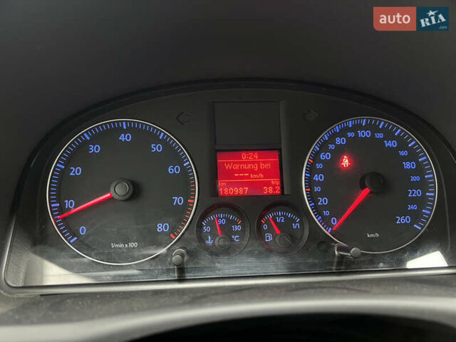 Черный Фольксваген Туран, объемом двигателя 1.6 л и пробегом 180 тыс. км за 8200 $, фото 47 на Automoto.ua
