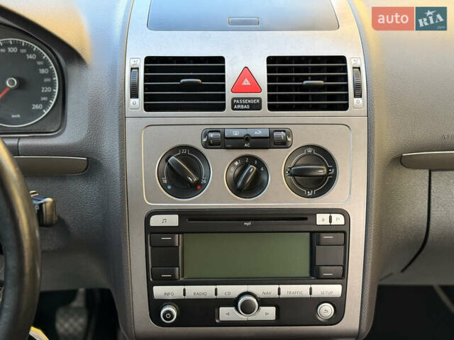 Чорний Фольксваген Туран, об'ємом двигуна 1.4 л та пробігом 148 тис. км за 5999 $, фото 58 на Automoto.ua