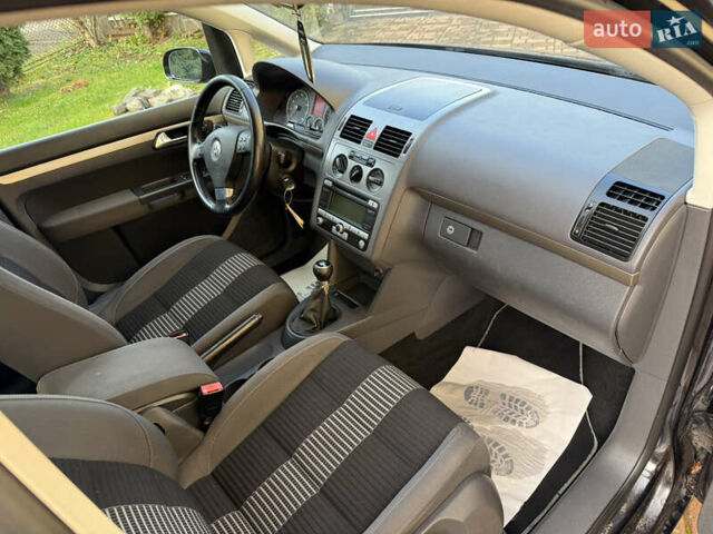 Чорний Фольксваген Туран, об'ємом двигуна 1.4 л та пробігом 148 тис. км за 5999 $, фото 64 на Automoto.ua