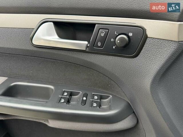 Чорний Фольксваген Туран, об'ємом двигуна 1.6 л та пробігом 147 тис. км за 8400 $, фото 31 на Automoto.ua