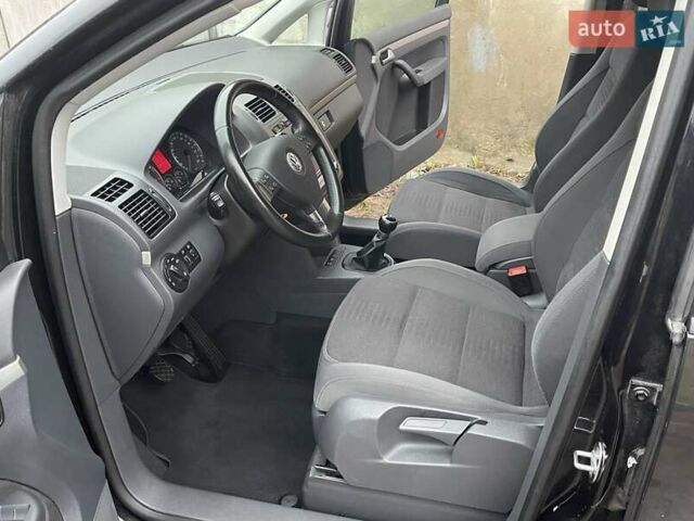 Черный Фольксваген Туран, объемом двигателя 1.4 л и пробегом 194 тыс. км за 6555 $, фото 71 на Automoto.ua