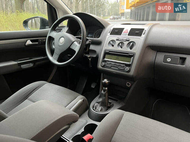 Черный Фольксваген Туран, объемом двигателя 1.6 л и пробегом 180 тыс. км за 8200 $, фото 29 на Automoto.ua