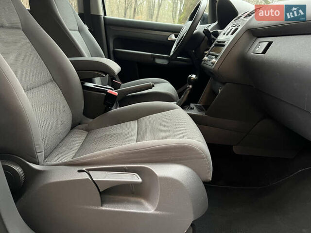 Черный Фольксваген Туран, объемом двигателя 1.6 л и пробегом 180 тыс. км за 8200 $, фото 42 на Automoto.ua