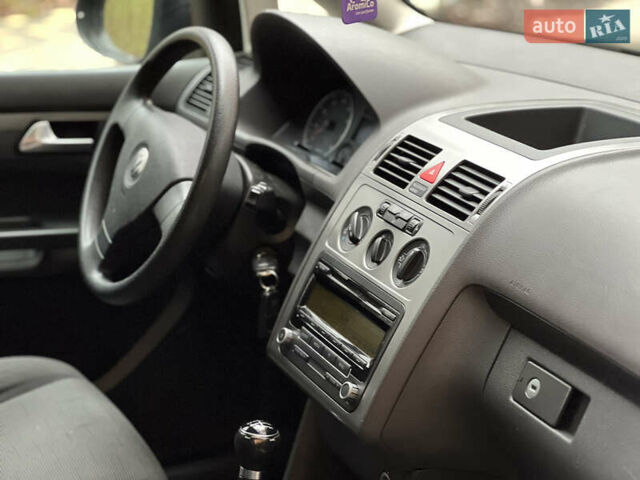 Черный Фольксваген Туран, объемом двигателя 1.6 л и пробегом 180 тыс. км за 8200 $, фото 32 на Automoto.ua