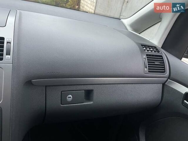 Черный Фольксваген Туран, объемом двигателя 1.4 л и пробегом 194 тыс. км за 6555 $, фото 108 на Automoto.ua